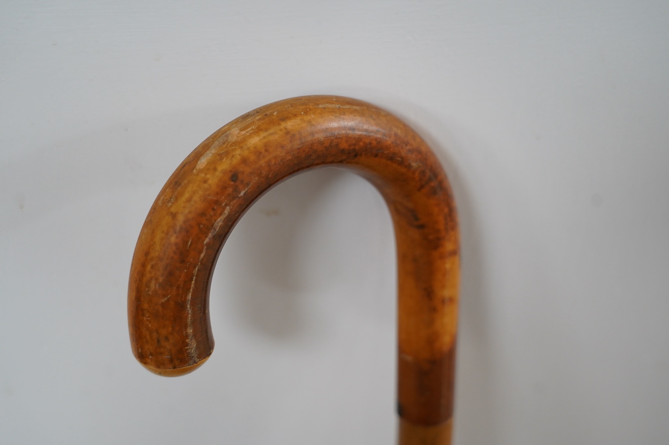 An early 20th century metamorphic walking stick, containing an aluminium camera tripod, 89cm long. Condition - good